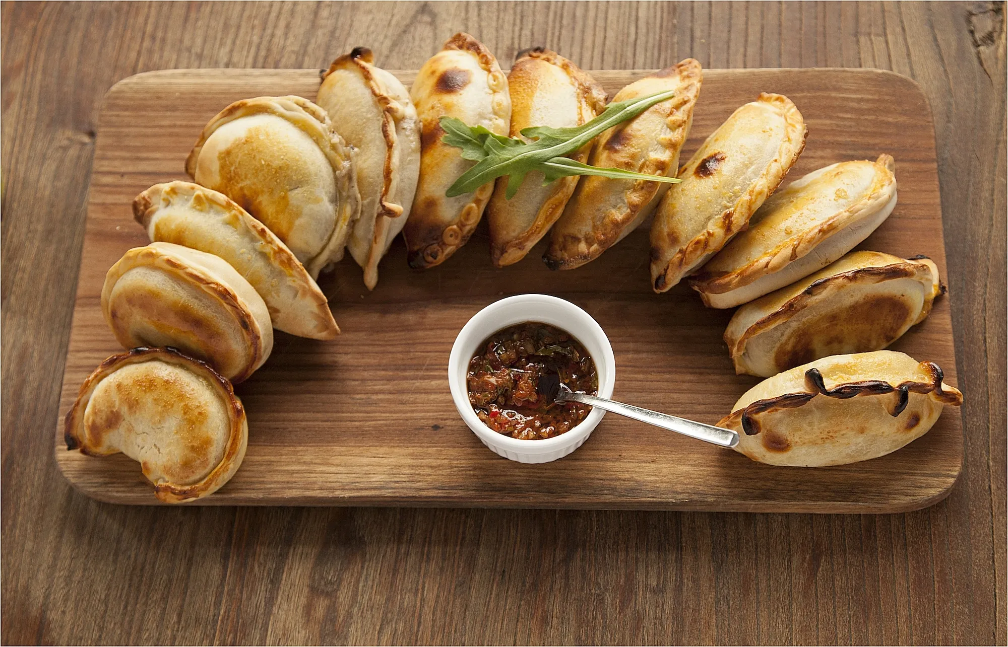 Empanadas auf dem Holzbrett